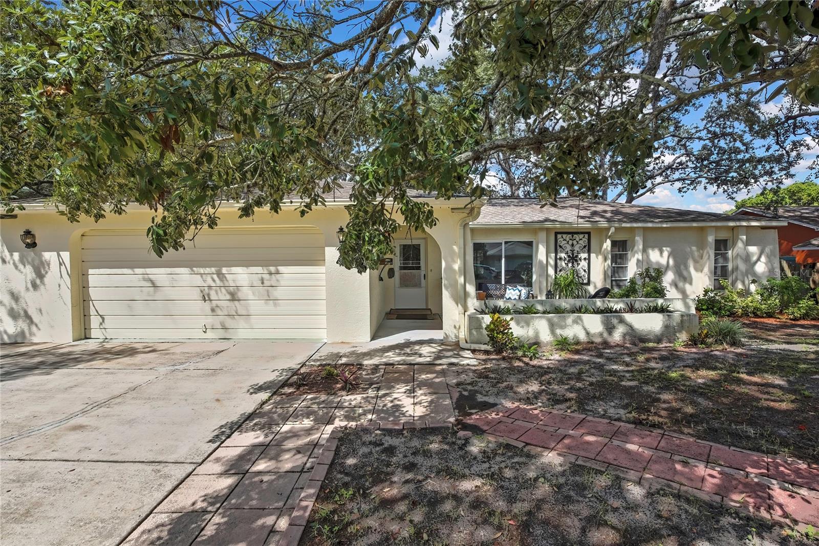 1185 MACFARLANE AVE - Photo 1