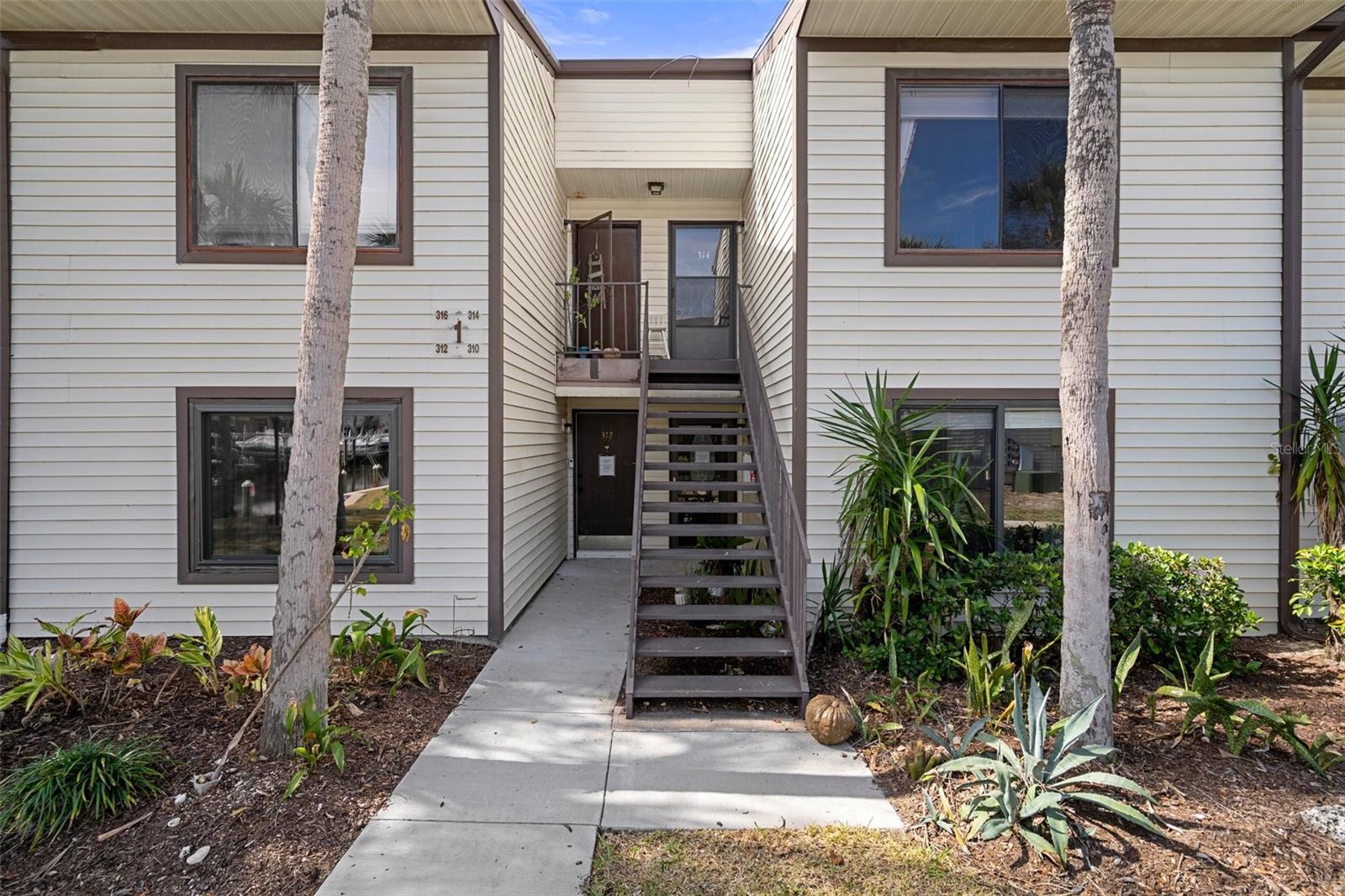 314 MOORINGS COVE DR - Photo 1