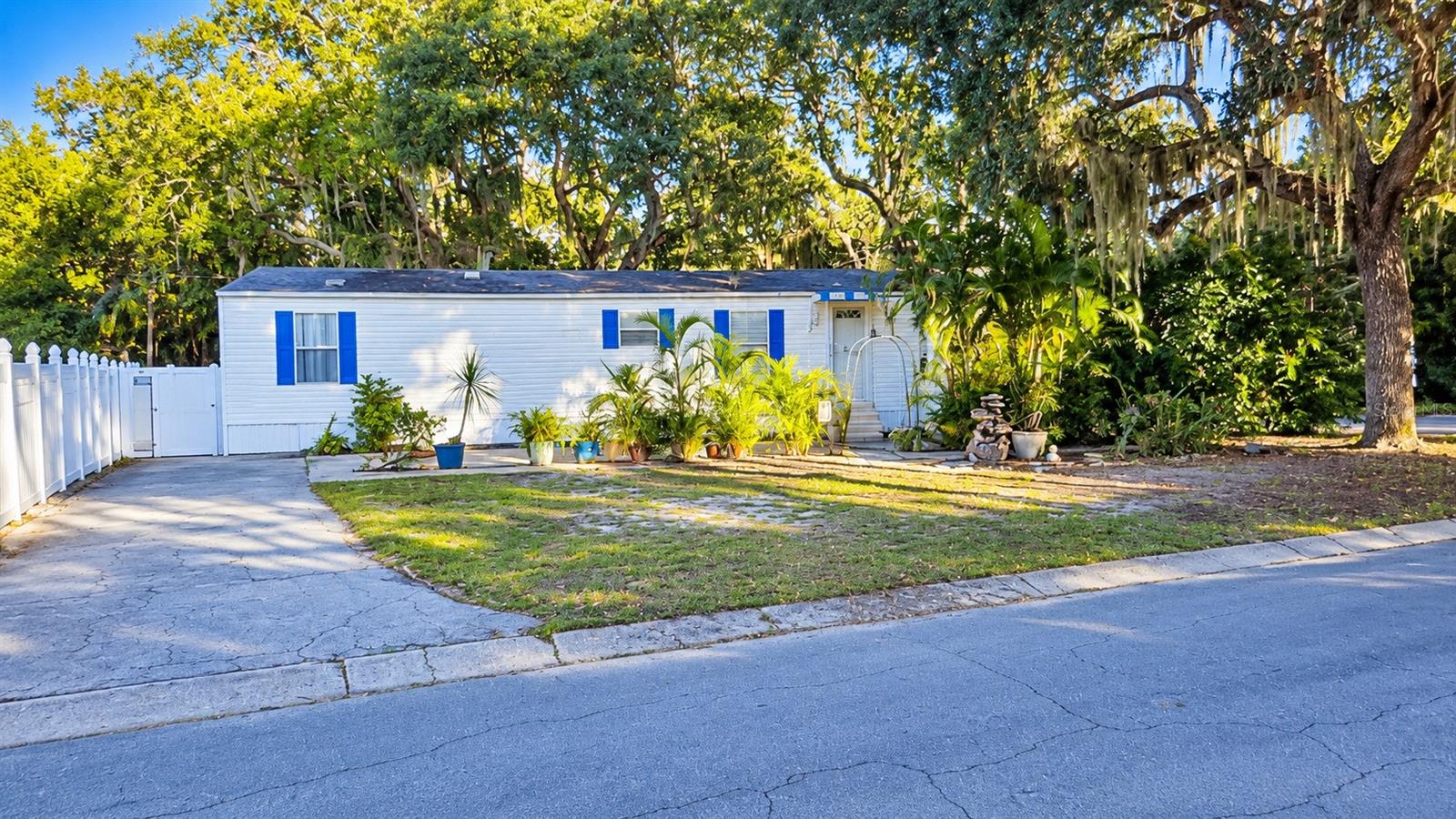 1301 LIVE OAK PKWY - Photo 1